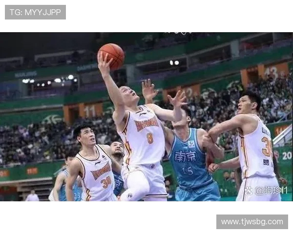 帕纳辛纳与阿尔巴的激烈对决揭示篮球战术与团队合作的重要性