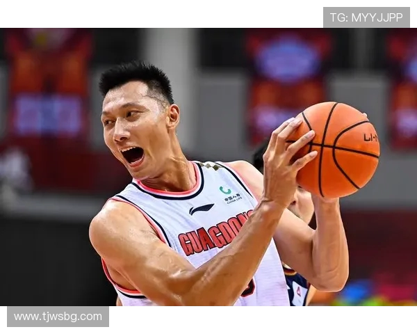 易建联重返赛场展现不屈精神引发球迷热议与期待