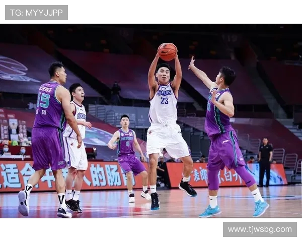 江苏龙队迎战山东西王队决战篮球场上谁能笑到最后